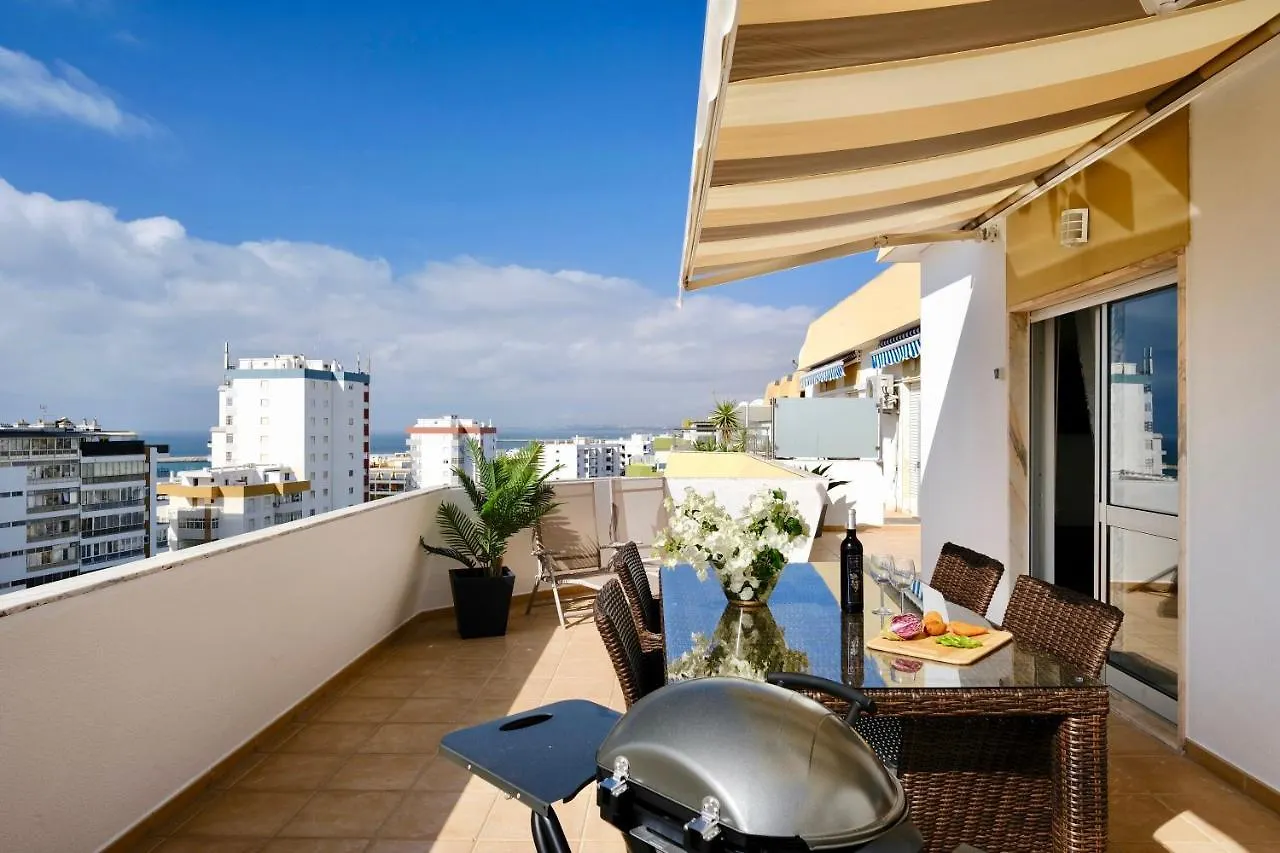 Stylish Algarve Apartment With Spacious Terrace & Sea Views Quarteira
