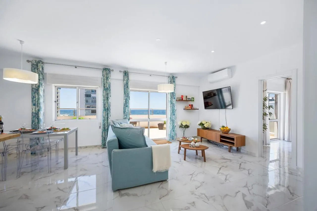 Stylish Algarve Apartment With Spacious Terrace & Sea Views Quarteira
