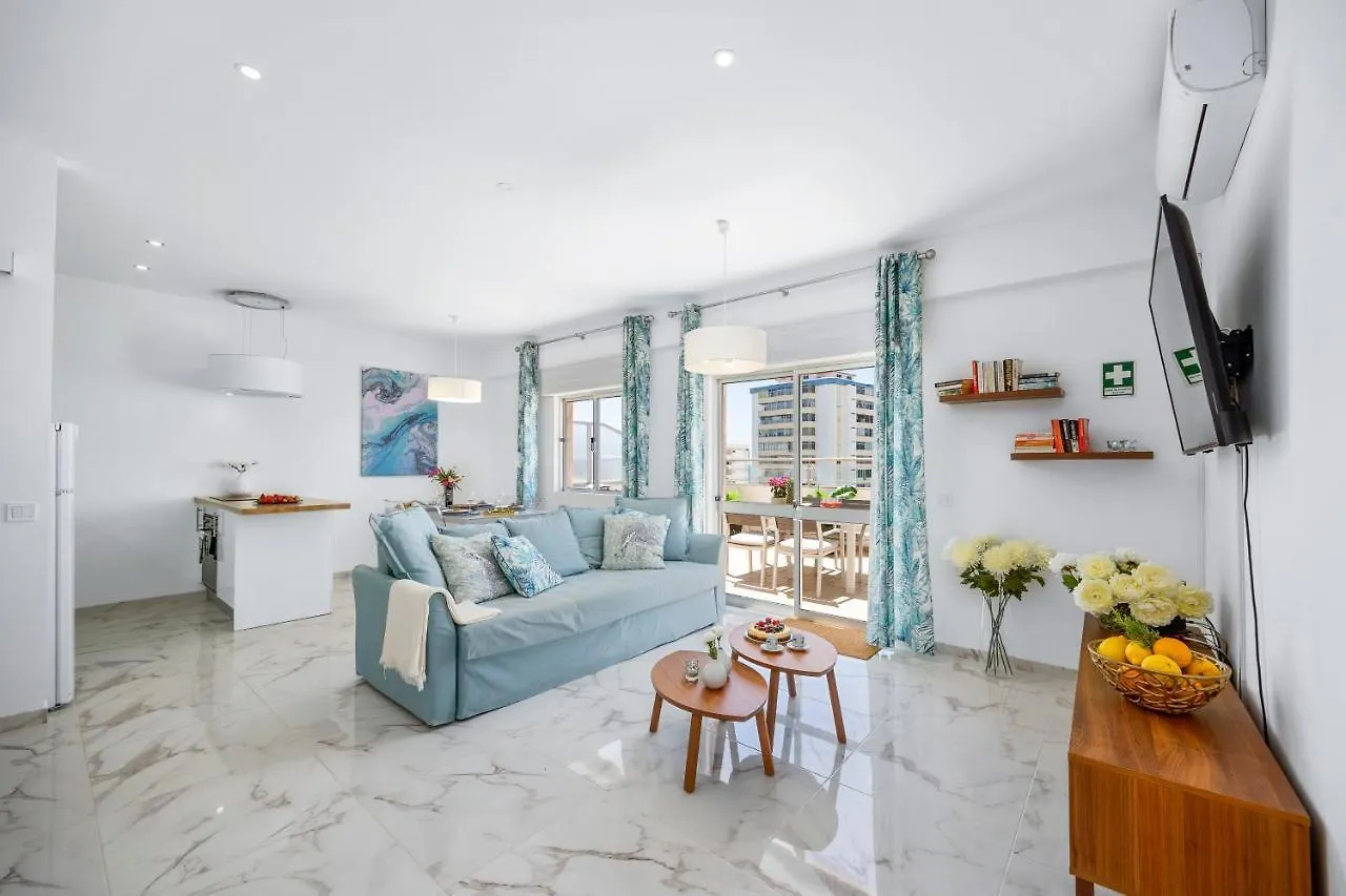 Stylish Algarve Apartment With Spacious Terrace & Sea Views Quarteira