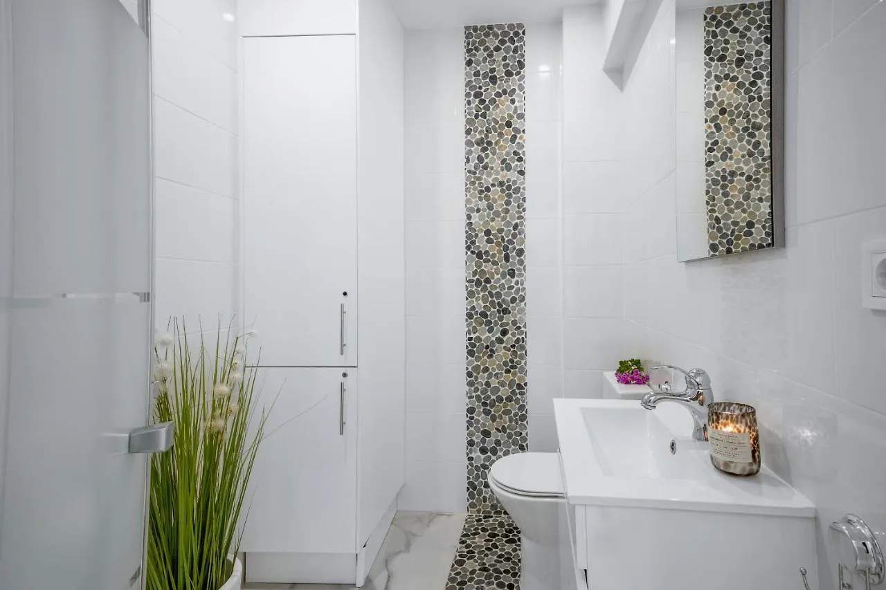 Stylish Algarve Apartment With Spacious Terrace & Sea Views Quarteira