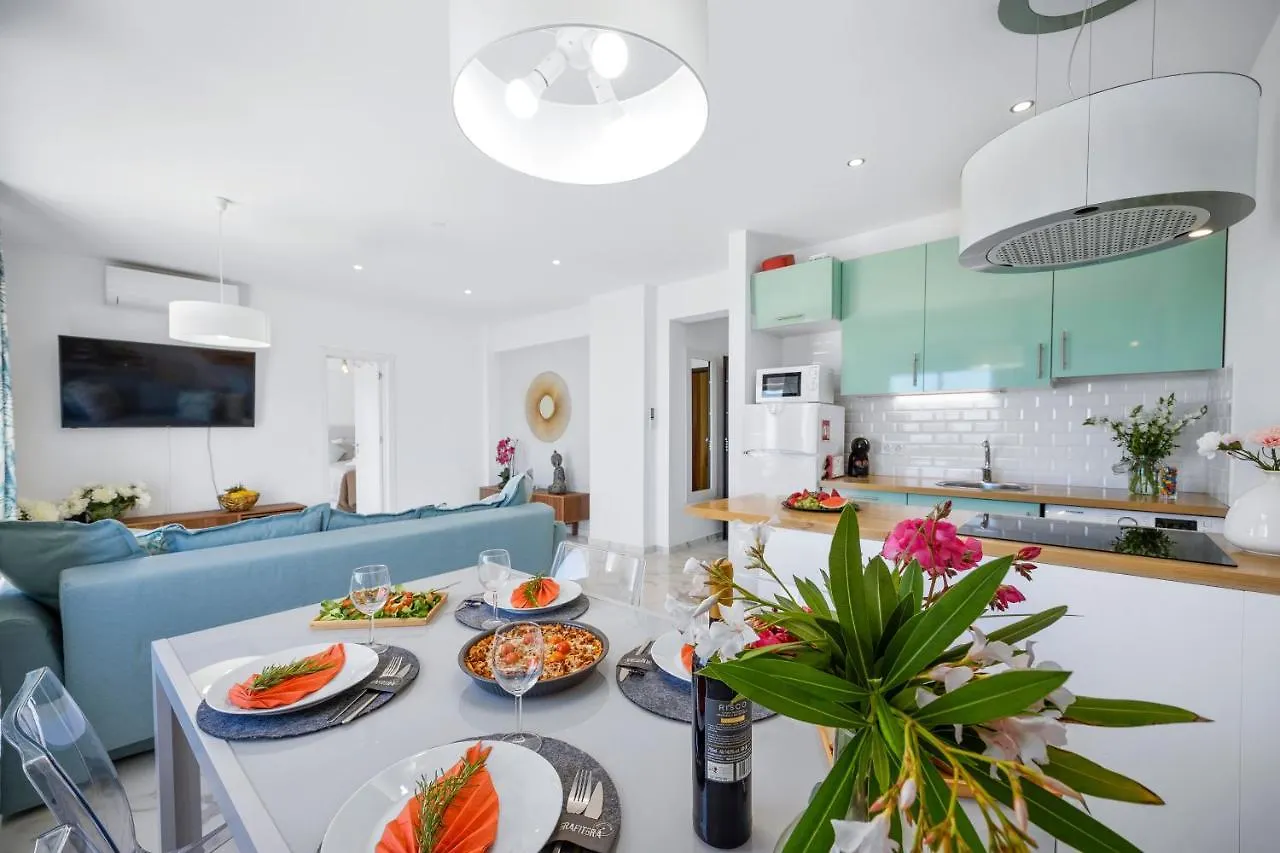 Stylish Algarve Apartment With Spacious Terrace & Sea Views Quarteira