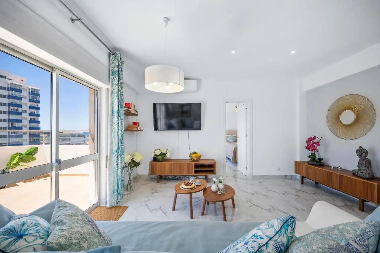 Stylish Algarve Apartment With Spacious Terrace & Sea Views Quarteira