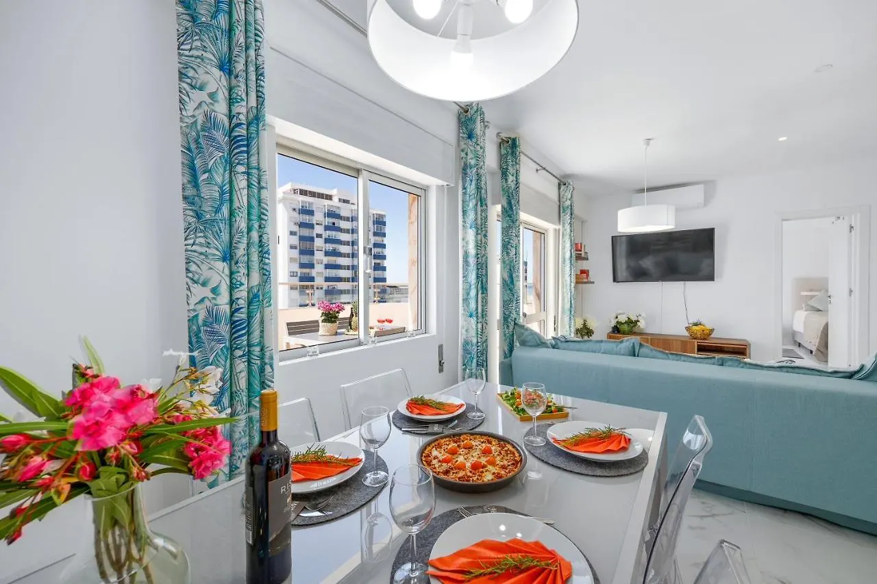 Stylish Algarve Apartment With Spacious Terrace & Sea Views Quarteira