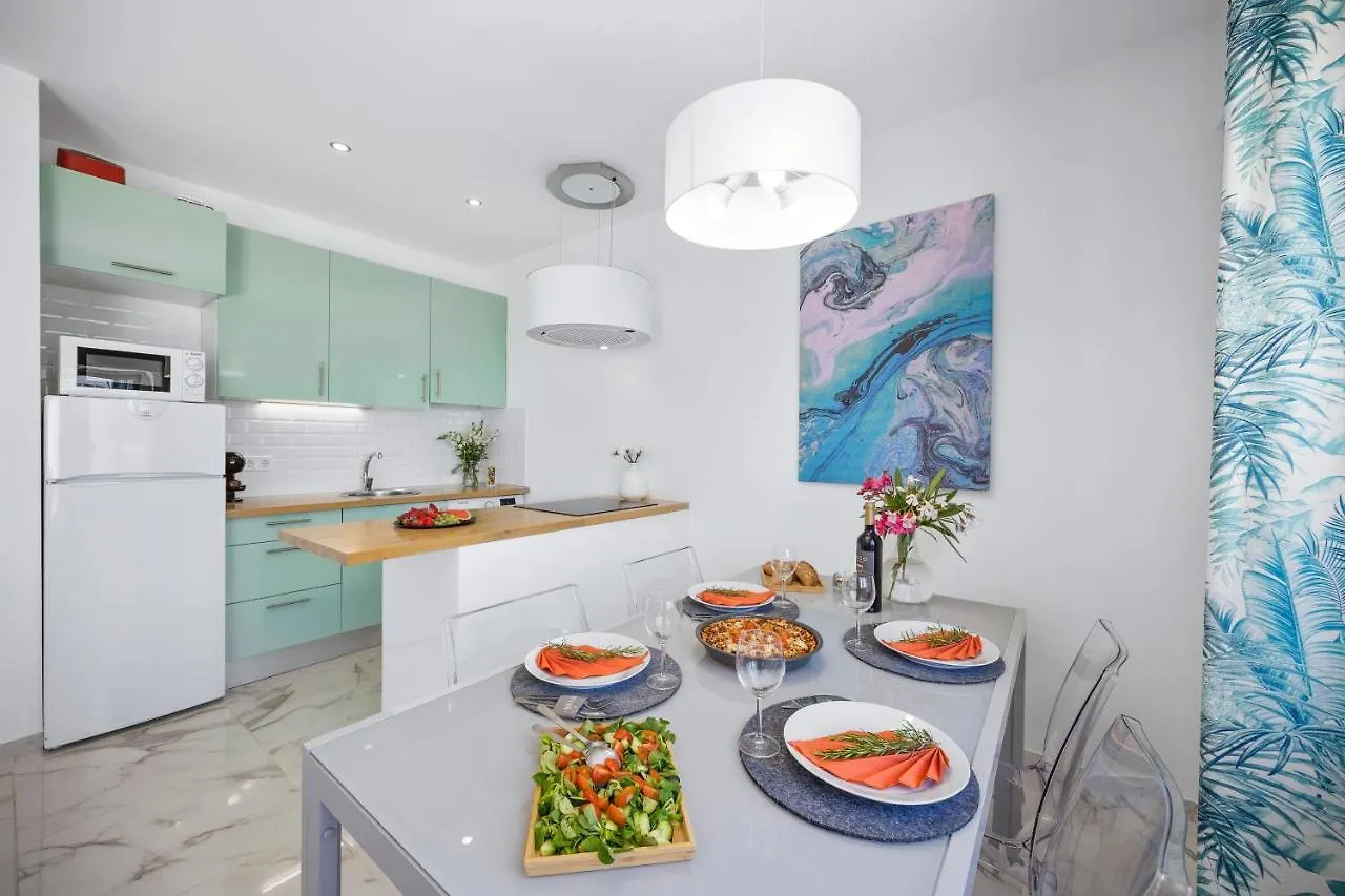 Stylish Algarve Apartment With Spacious Terrace & Sea Views Quarteira