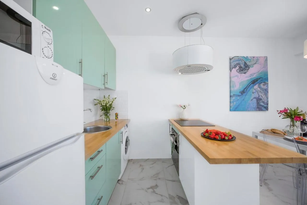 Stylish Algarve Apartment With Spacious Terrace & Sea Views Quarteira