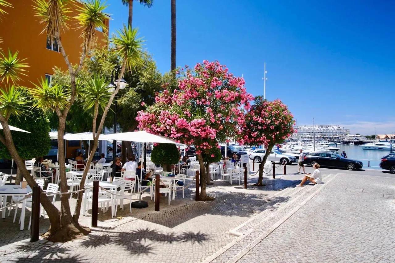 Stylish Algarve Apartment With Spacious Terrace & Sea Views Quarteira
