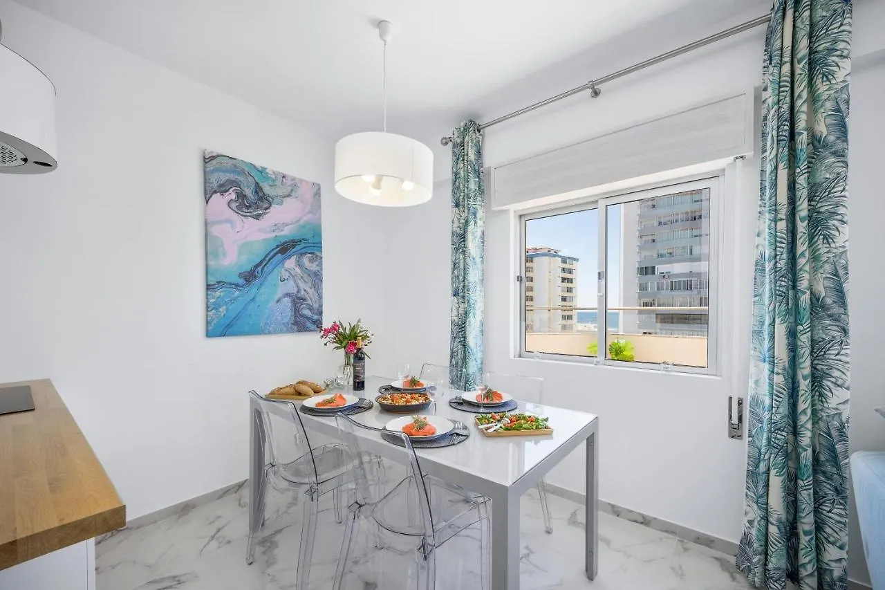 Stylish Algarve Apartment With Spacious Terrace & Sea Views Quarteira